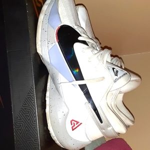 Men's Nikes zoom freak 2 size 11 color white and gray